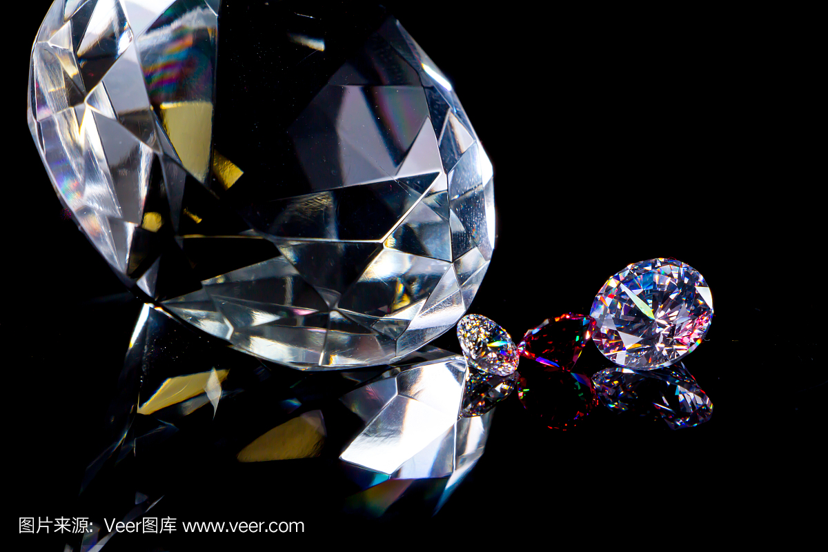 巨大的钻石和几颗别致的水晶镶嵌在深黑色镜面上,闪闪发光